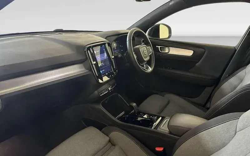 Used Volvo XC40 Plus 163 HP (119 kW) 2023 White SUV