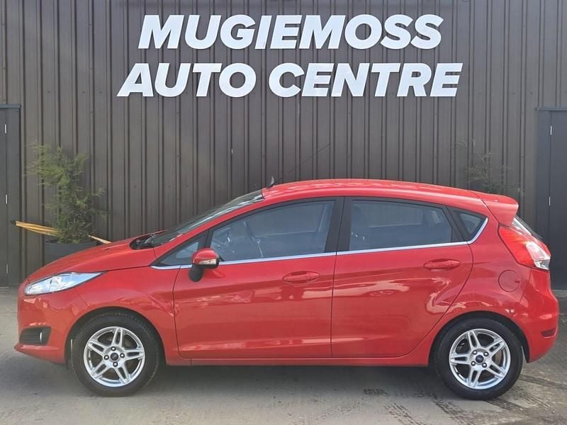 Used Ford Fiesta Zetec 82 HP (60 kW) 2013 Red Hatchback