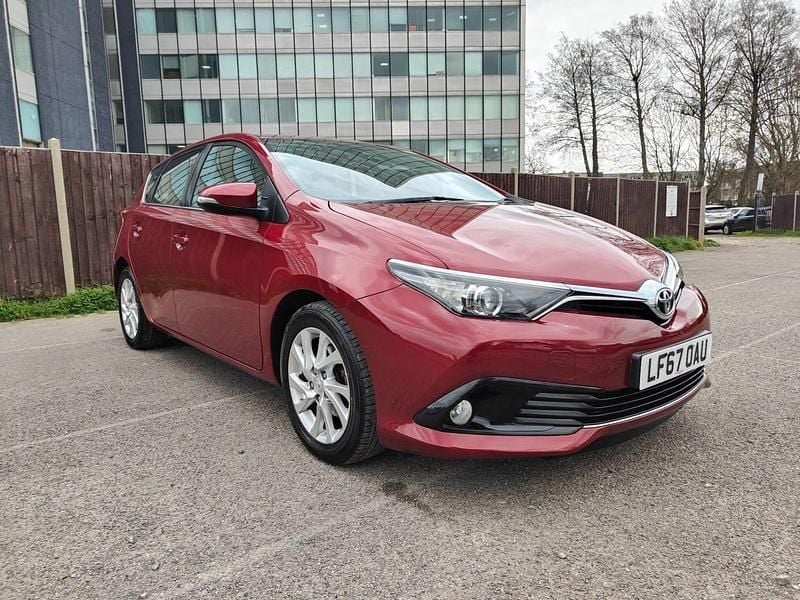 Used Toyota Auris Business Edition 116 HP (85 kW) 2017 Red Hatchback