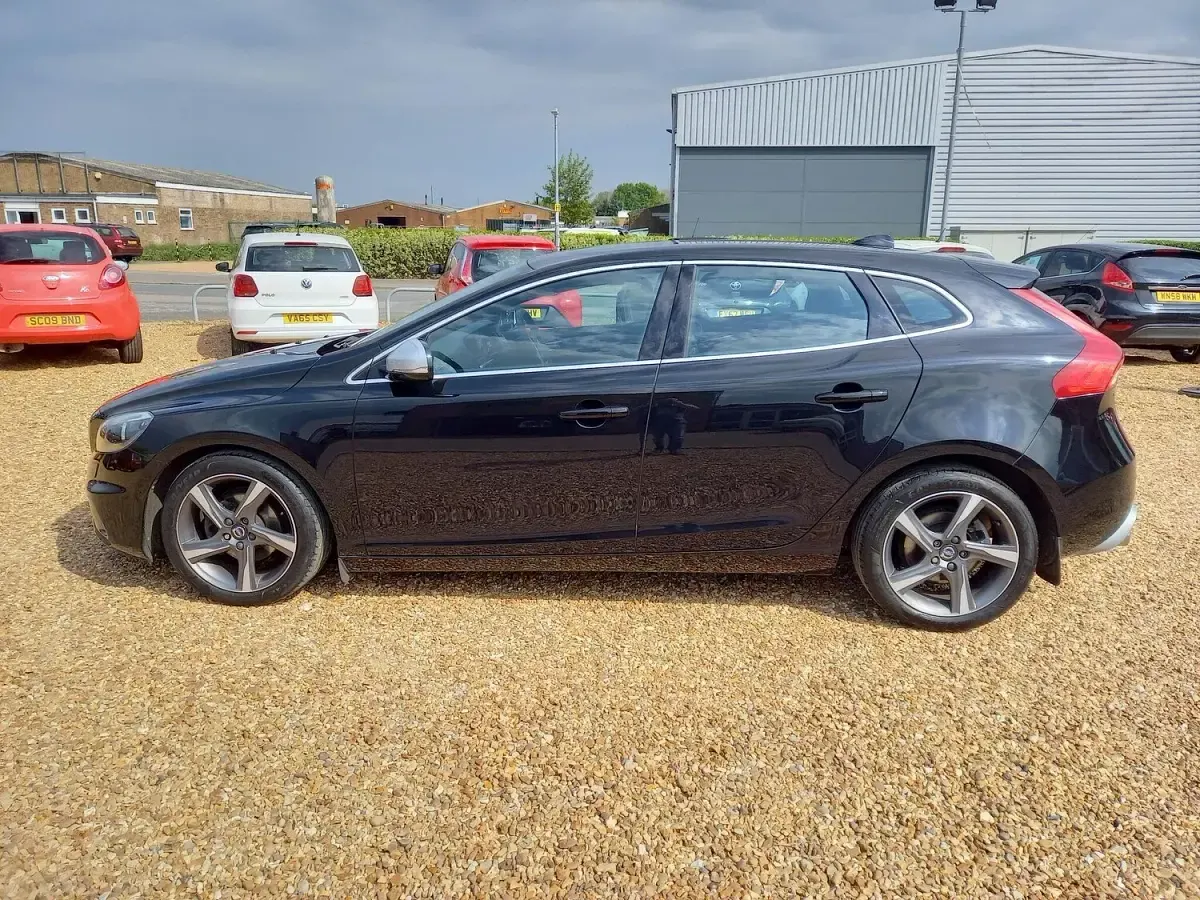 Używany Volvo V40 R-Design 115 KM (84 kW) 2015 Czarny Hatchback