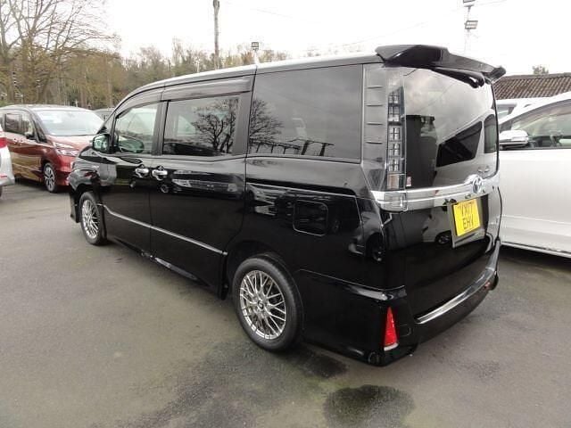 Begagnad Toyota Noah 2026 Svart