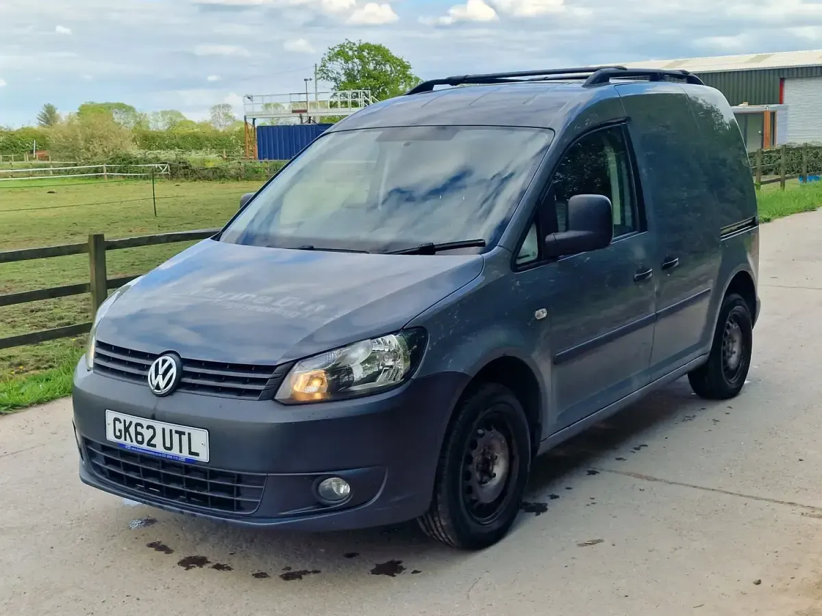Usado VW Caddy 101 HP (74 kW) 2012 Cinzento Monovolume
