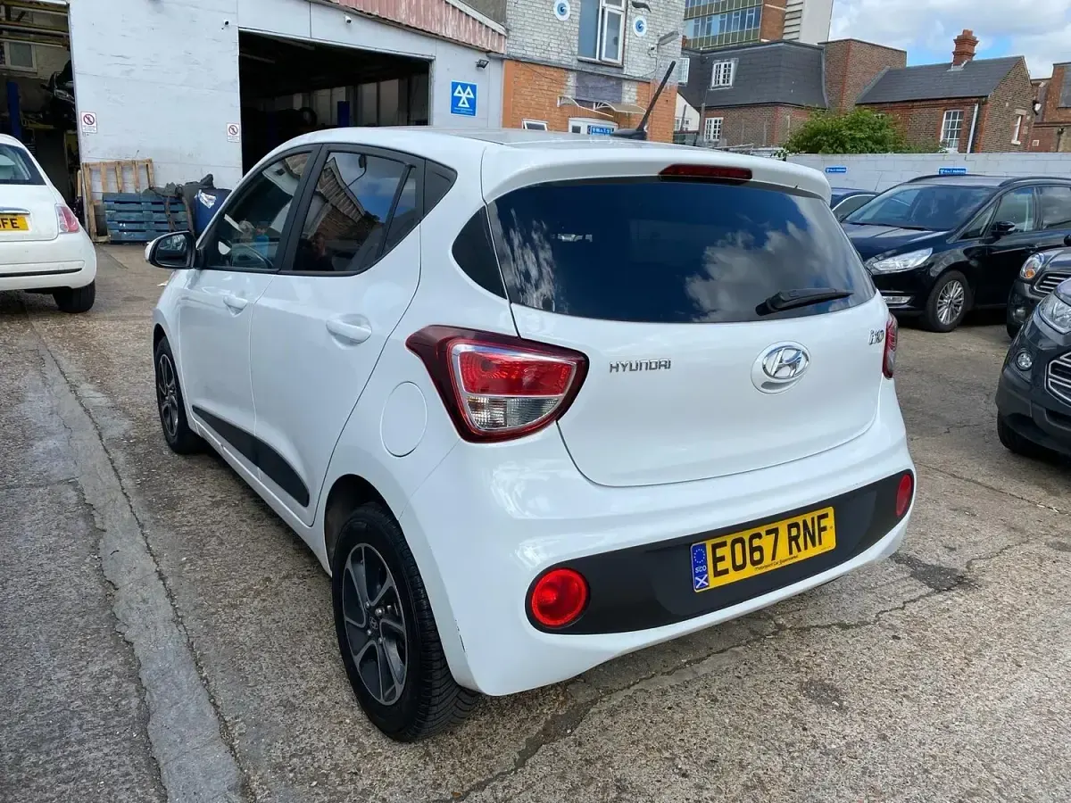 Used Hyundai i10 Premium 67 HP (49 kW) 2017 White Hatchback