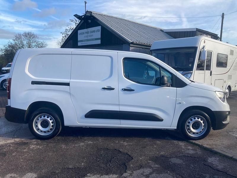 Used Vauxhall Combo 100 HP (73 kW) 2021 White Van