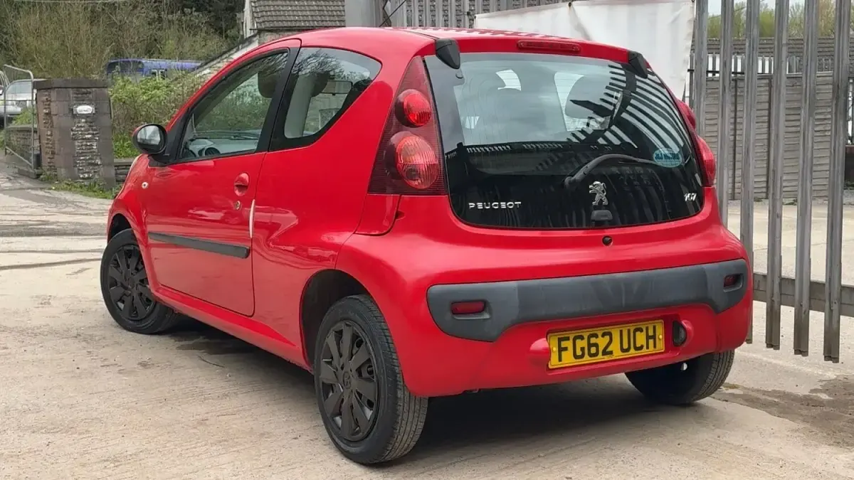 Used Peugeot 107 Active 68 HP (50 kW) 2012 Red Hatchback