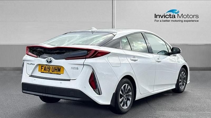 Used Toyota Prius 122 HP (89 kW) 2019 White Hatchback