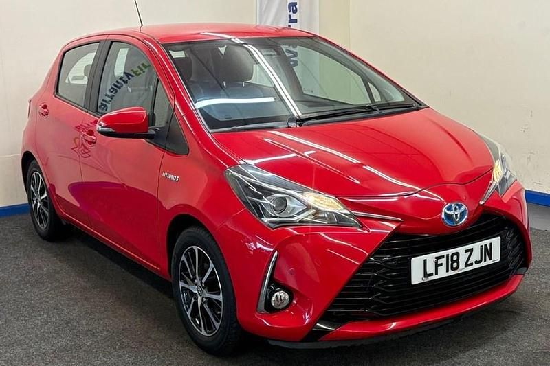 Used Toyota Yaris Hybrid 100 HP (73 kW) 2018 Red Hatchback