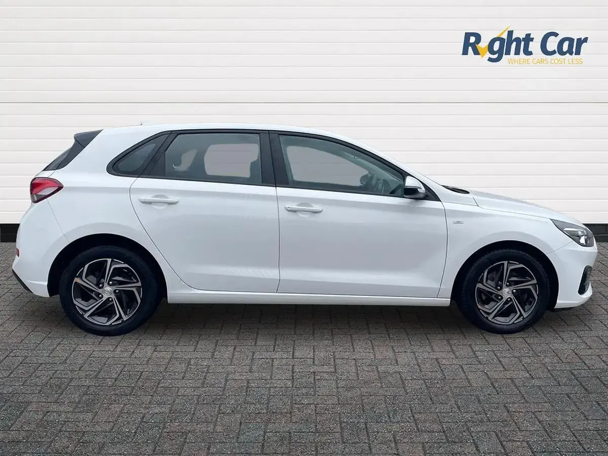 Used Hyundai i30 SE 120 HP (88 kW) 2023 White Hatchback