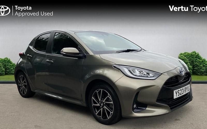 Used 2025 Toyota Yaris Hybrid Design Hatchback | £18,968 (Good price) - Image 1/4