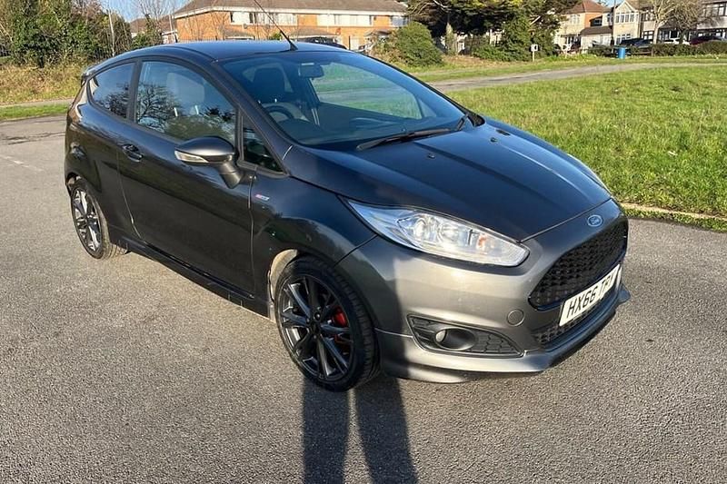Used Ford Fiesta Titanium 125 HP (91 kW) 2015 Red Hatchback