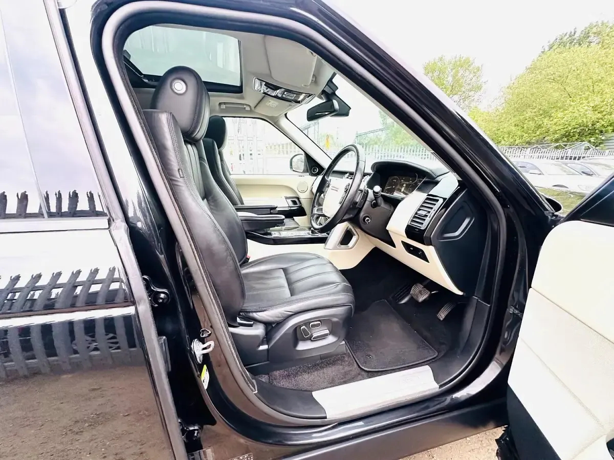 Used Land Rover Range Rover Vogue 306 HP (225 kW) 2015 Black SUV