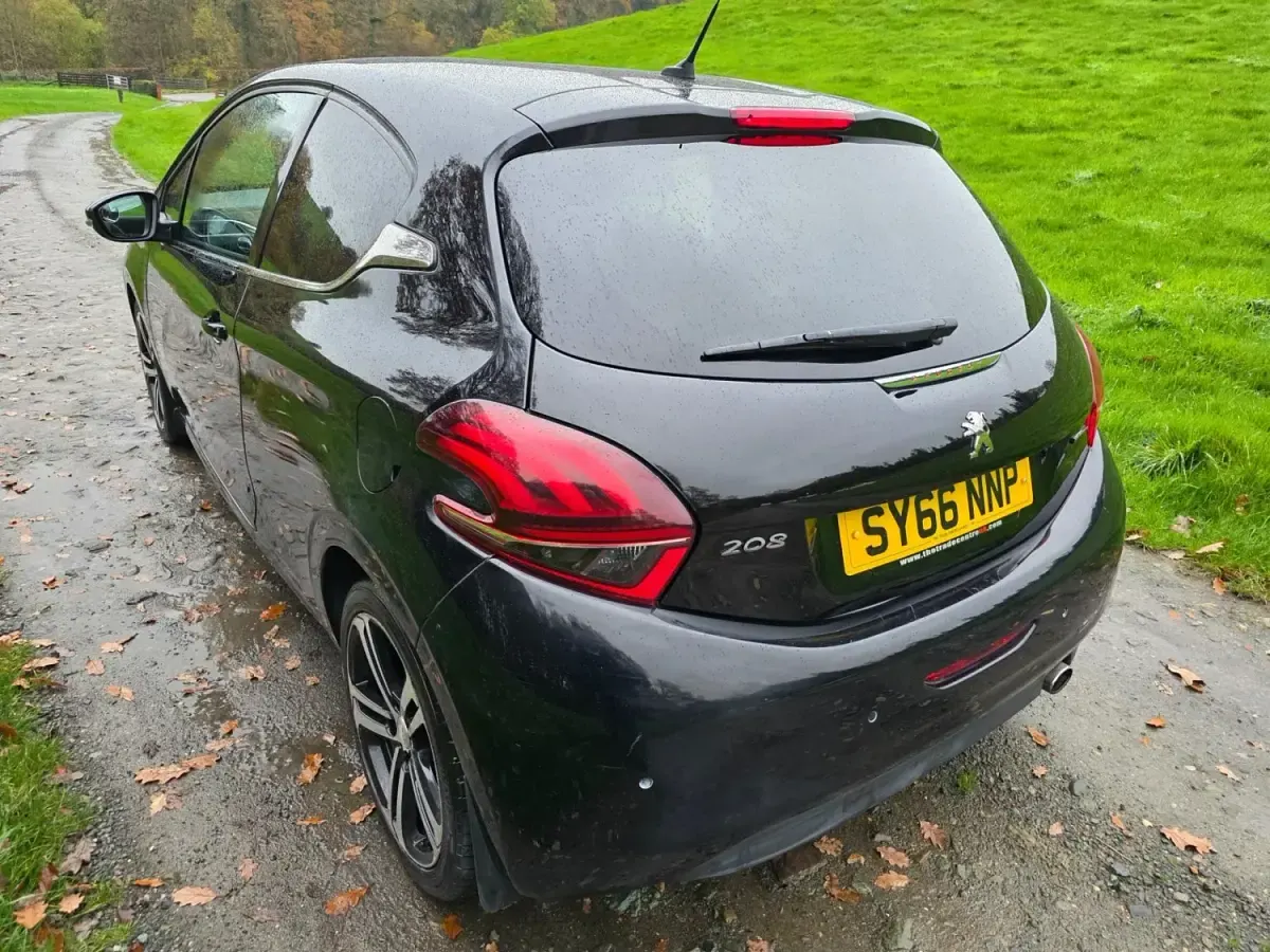 Begagnad Peugeot 208 GT-line 2016 Svart Halvkombi