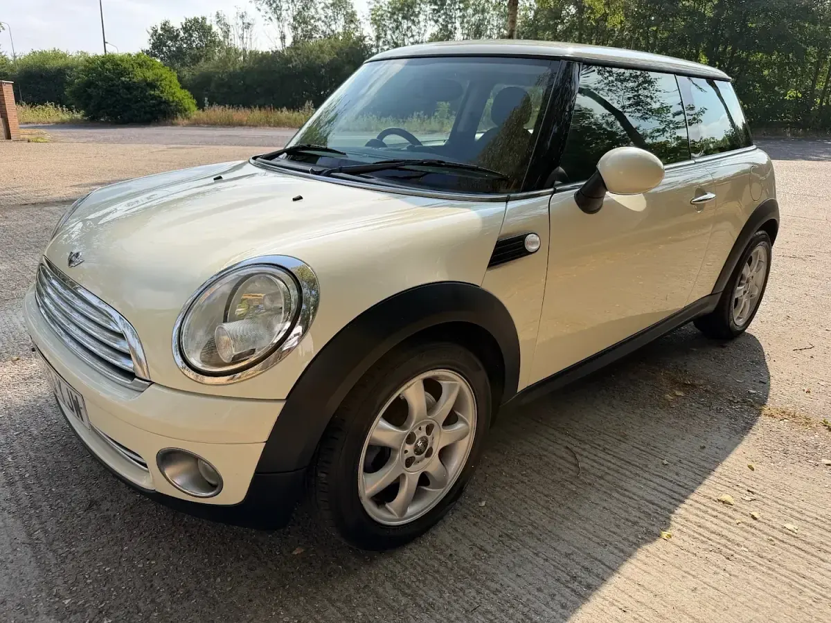 Used Mini Cooper Hatch 2010 White Hatchback
