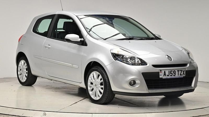 Silver Used 2010 Renault Clio II Dynamique Hatchback | £4,480 (Expensive) - Image 1/4
