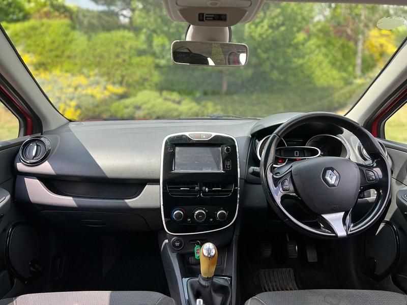 Used Renault Clio IV Dynamique 90 HP (66 kW) 2015 Red Hatchback