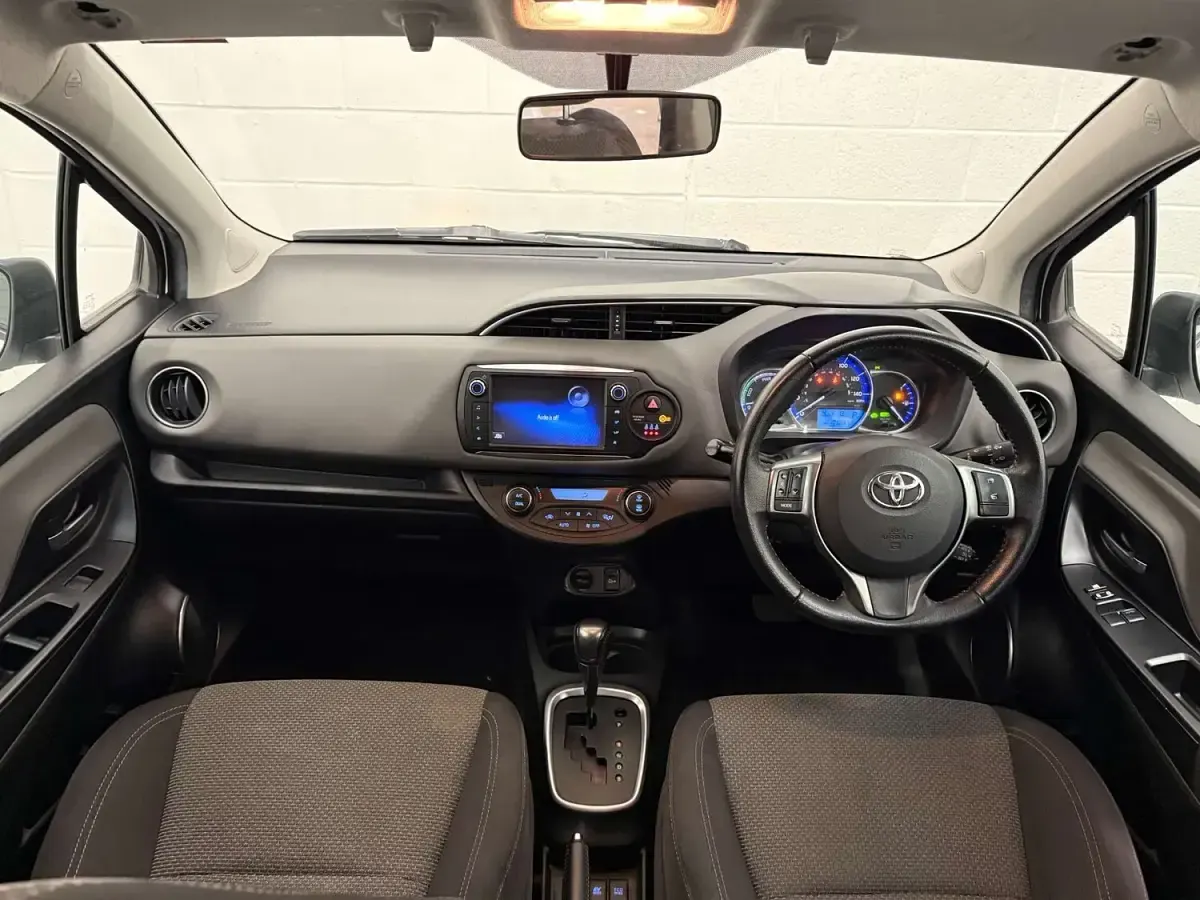 Used Toyota Yaris 100 HP (73 kW) 2017 White Hatchback