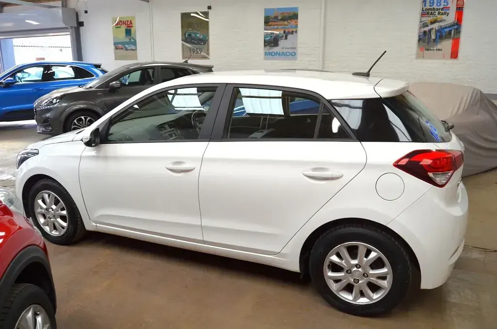 Used Hyundai i20 SE 84 HP (61 kW) 2016 White Hatchback
