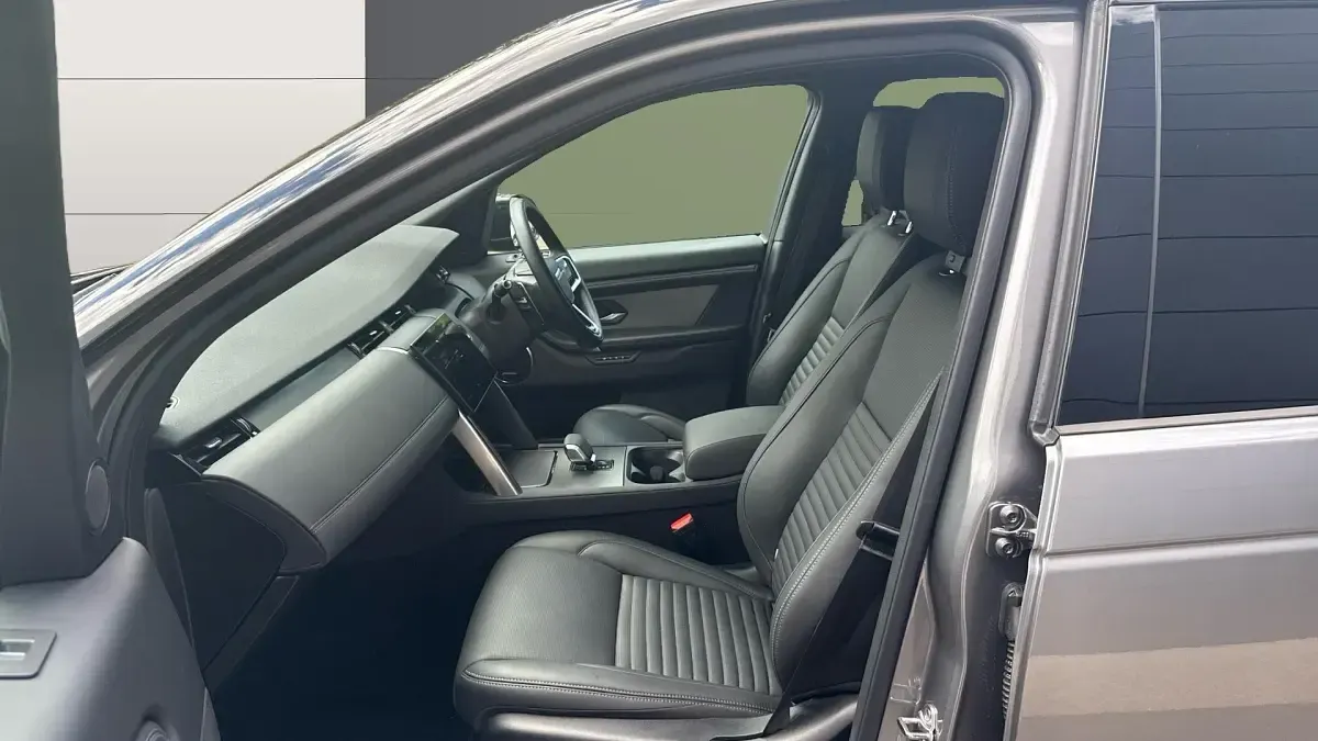 Used Land Rover Discovery 5 HSE Dynamic 204 HP (150 kW) 2024 Eiger grey SUV