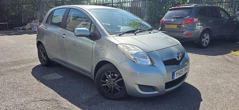 Silver Used 2009 Toyota Yaris Hatchback | £1,399 (Fair price) - Image 1/4