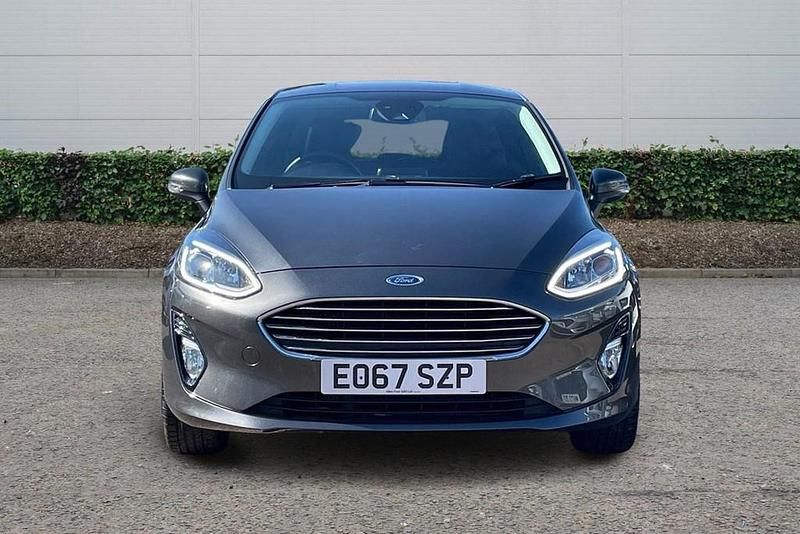 Begagnad Ford Fiesta Titanium 2017 Grå Halvkombi