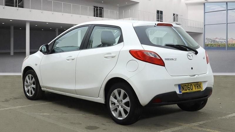 Begagnad Mazda 2 2011 Vit Halvkombi