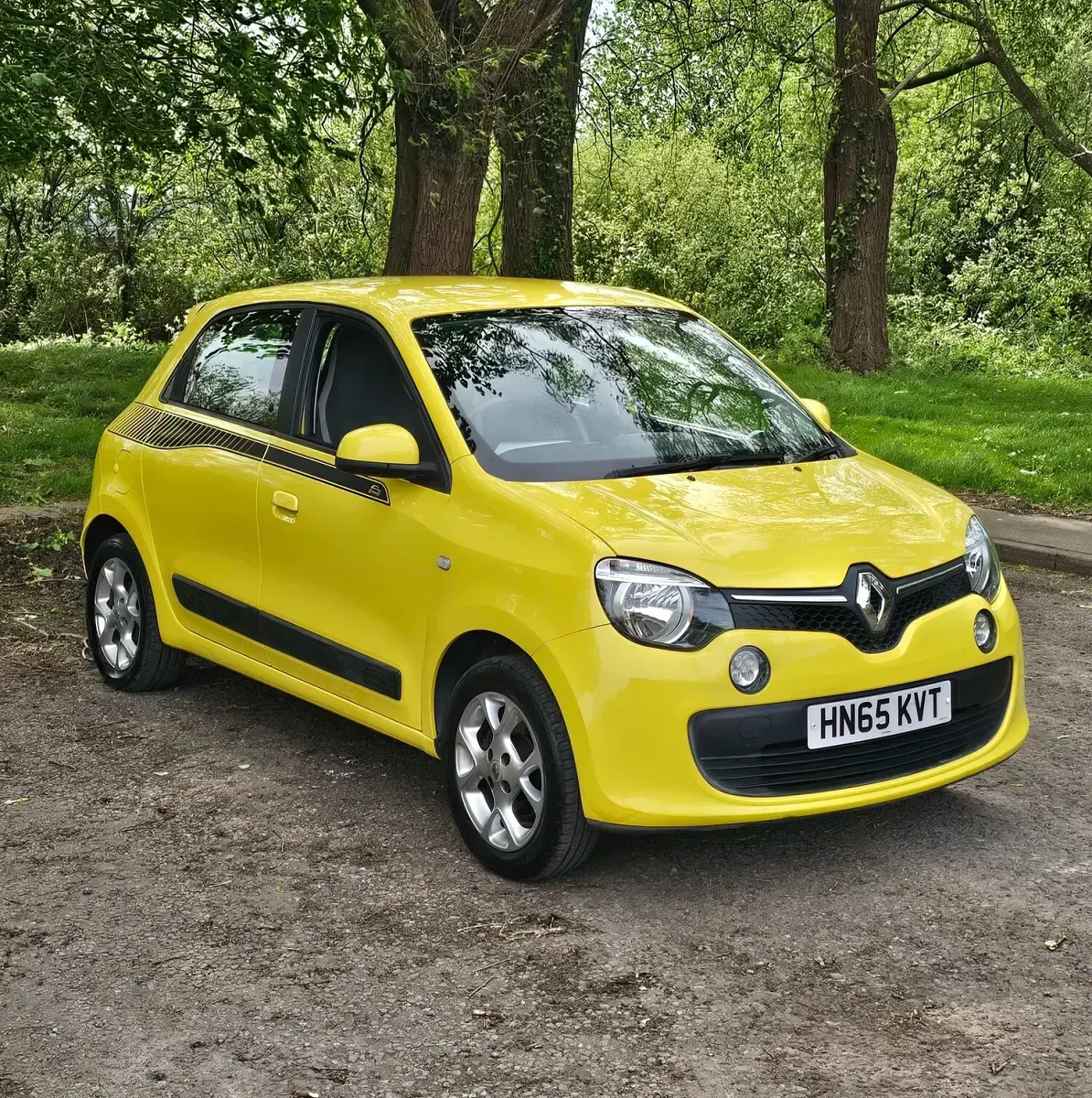 Used Renault Twingo Play 70 HP (51 kW) 2015 Yellow Hatchback