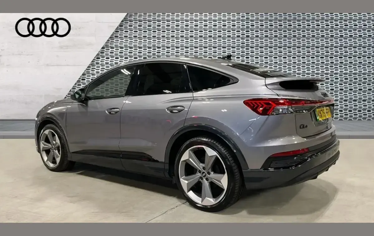Begagnad Audi Q4 Sportback e-tron Black Edition 206 kW (281 HK) 2025 Grå SUV
