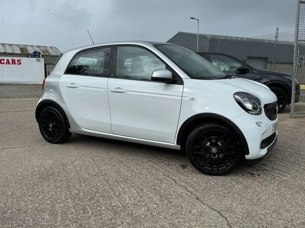 Used Smart ForFour Prime 71 HP (52 kW) 2017 White Hatchback