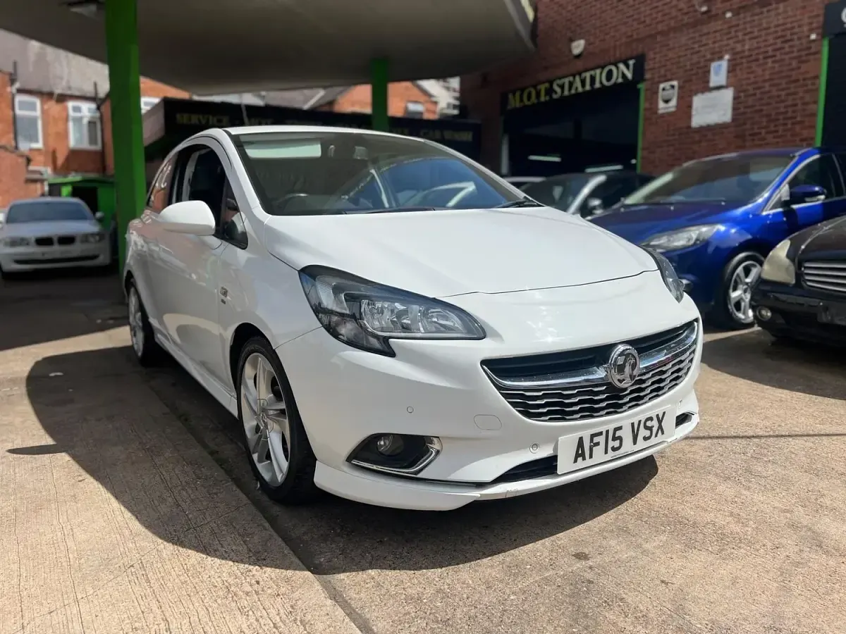 Used Vauxhall Corsa SRi 90 HP (66 kW) 2015 White Hatchback