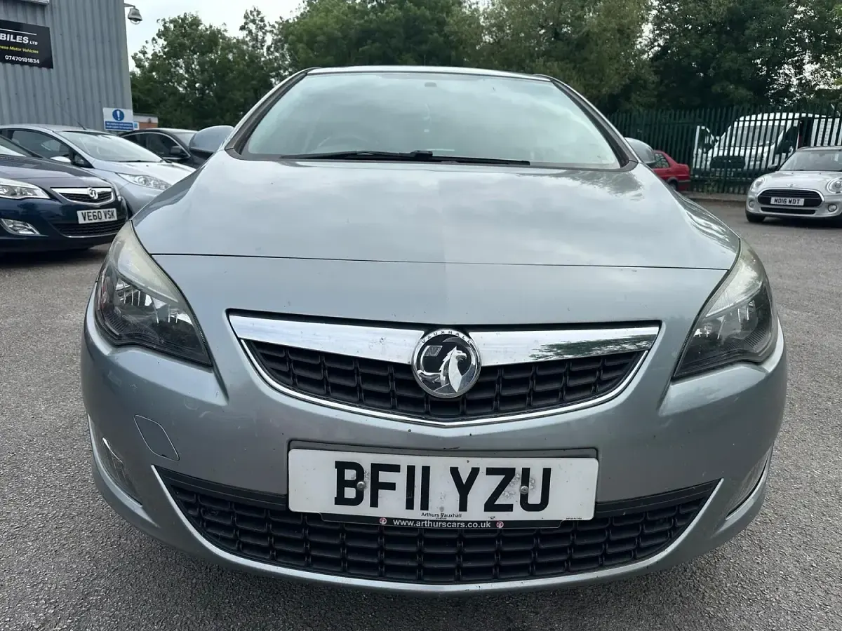 Used Vauxhall Astra SRi 125 HP (91 kW) 2011 Silver Hatchback