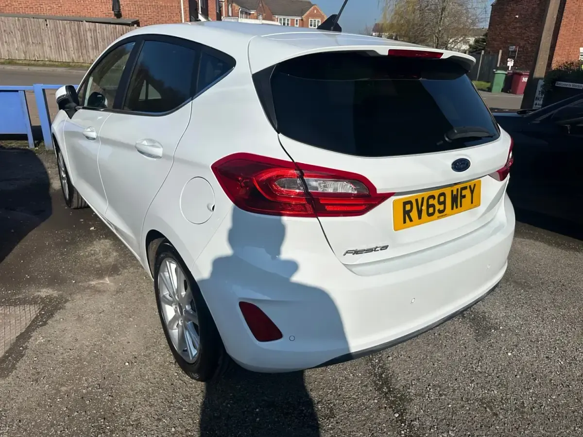 Begagnad Ford Fiesta Titanium 100 HK (73 kW) 2019 Vit Halvkombi
