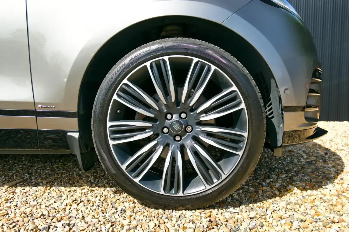 Used Land Rover Range Rover Velar HSE Dynamic 300 HP (220 kW) 2018 Silver SUV