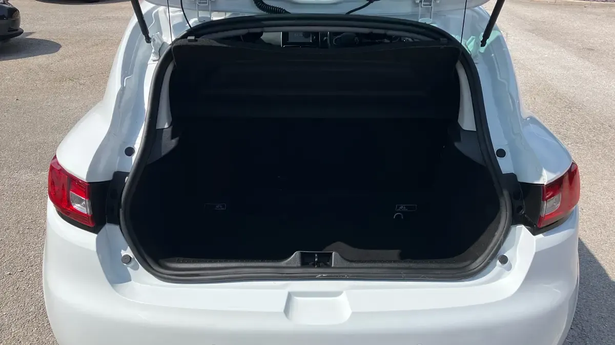 Used Renault Clio Iconic 90 HP (66 kW) 2018 White Hatchback