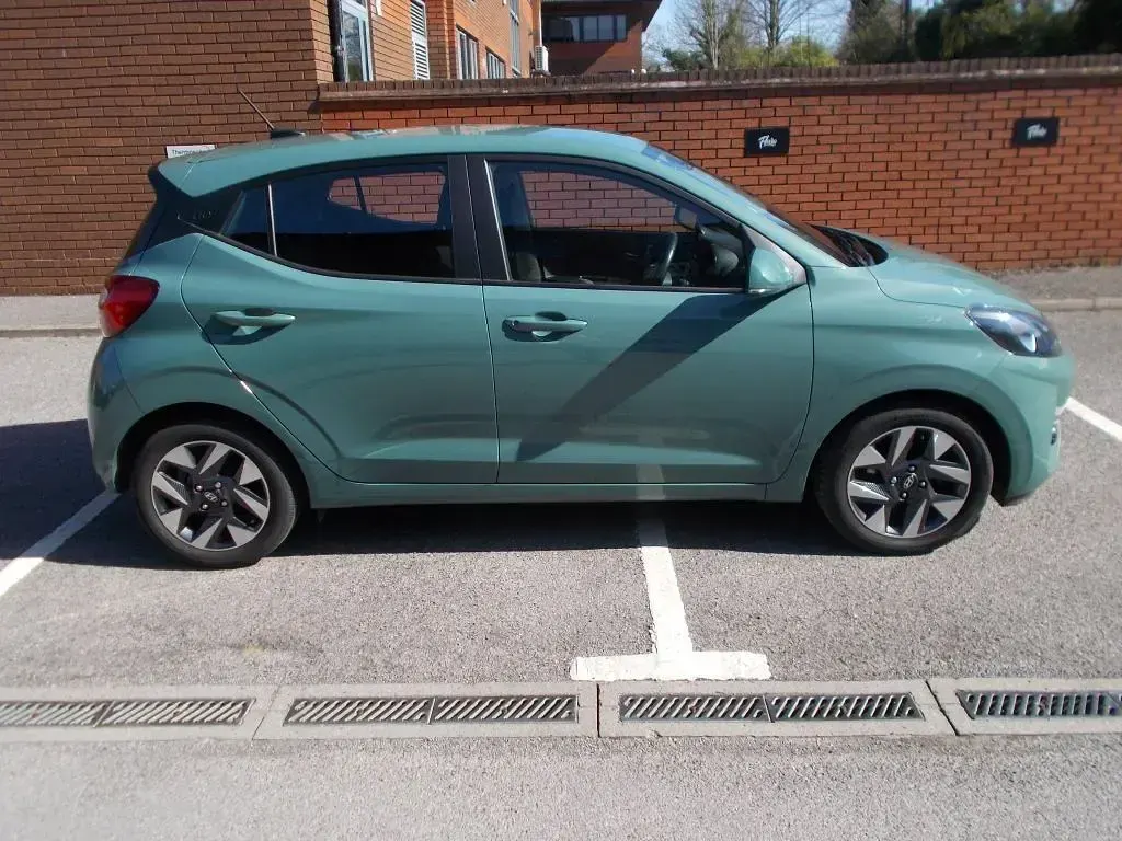 Used Hyundai i10 Advanced 84 HP (61 kW) 2024 Green Hatchback