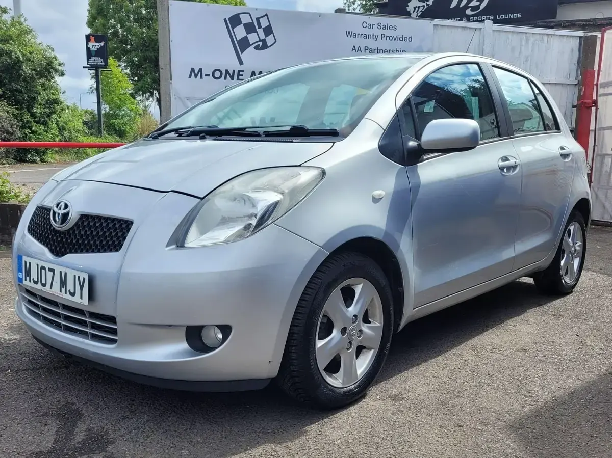 Used Toyota Yaris 85 HP (62 kW) 2007 Silver Hatchback