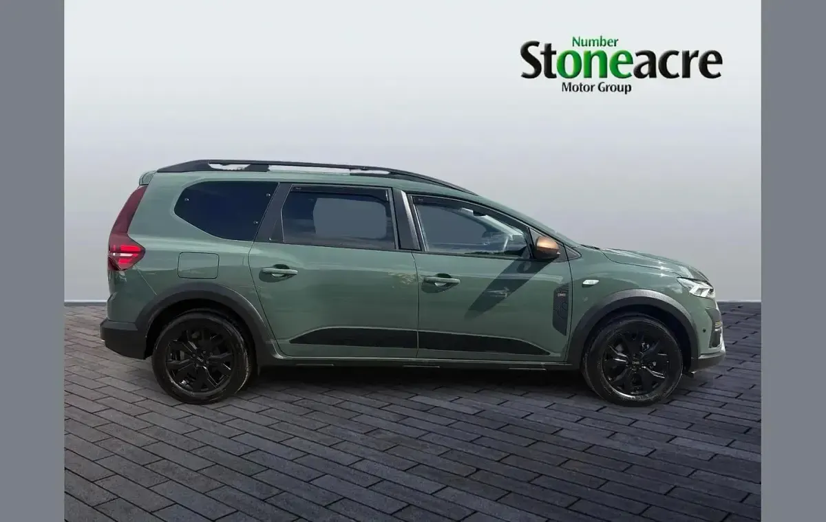 Used Dacia Jogger Extreme 141 HP (103 kW) 2025 Green MPV