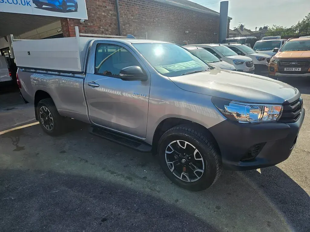 Used Toyota HiLux Active 204 HP (150 kW) 2025 Silver Pickup