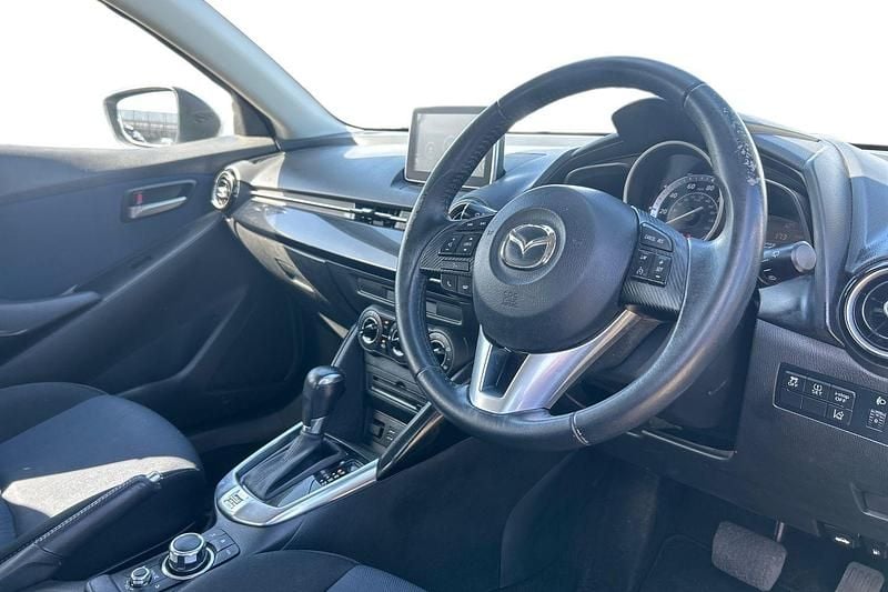 Usado Mazda 2 90 HP (66 kW) 2015 Prateado Citadino