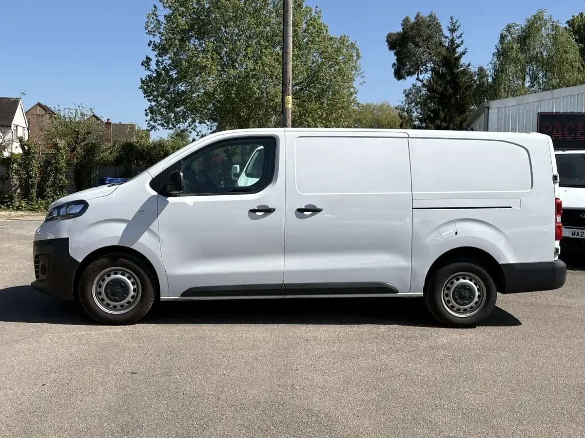 Gebraucht Vauxhall Vivaro 100 PS (73 kW) 2022 Weiß Van / Kleinbus