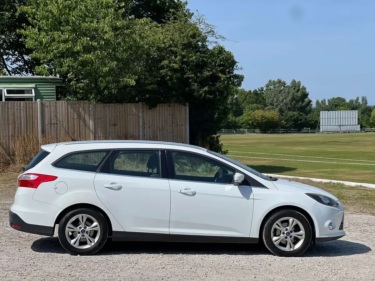 Used Ford Focus Zetec 2011 White Estate