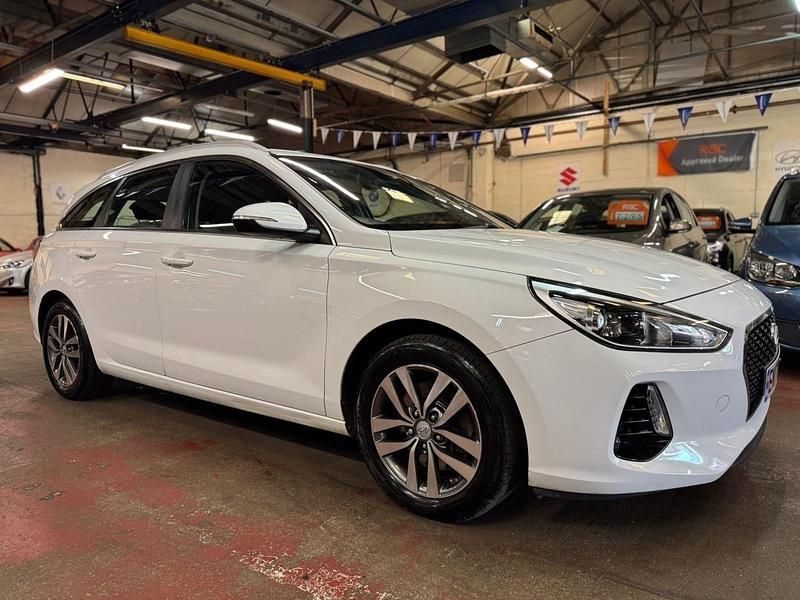 White Used 2017 Hyundai i30 SE Estate | £6,700 (Fair price) - Image 1/4