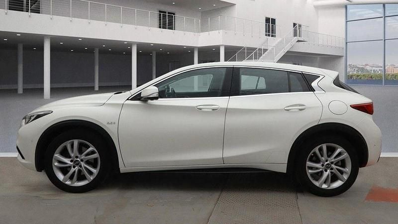 Used Infiniti Q30 Premium 2016 White Hatchback