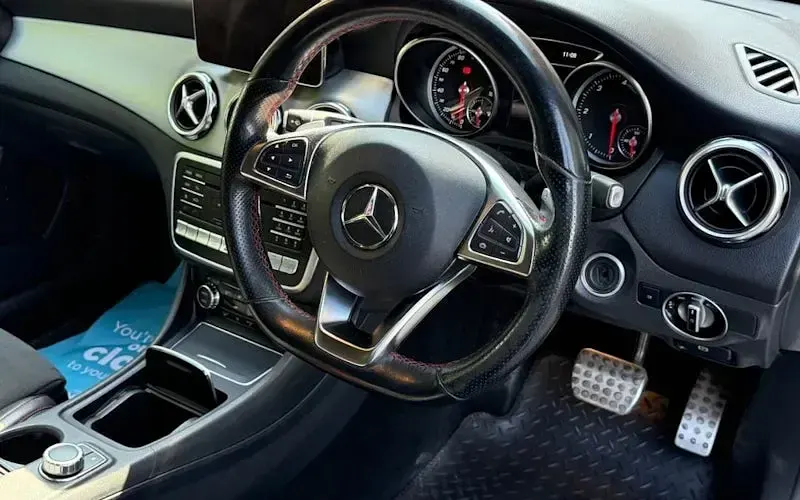 Usado Mercedes GLA200 AMG line 136 HP (100 kW) 2019 Cinzento SUV