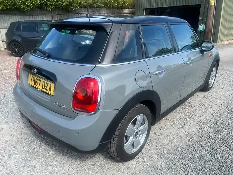 Usado Mini Cooper D Hatch 116 CV (85 kW) 2017 Gris Utilitario