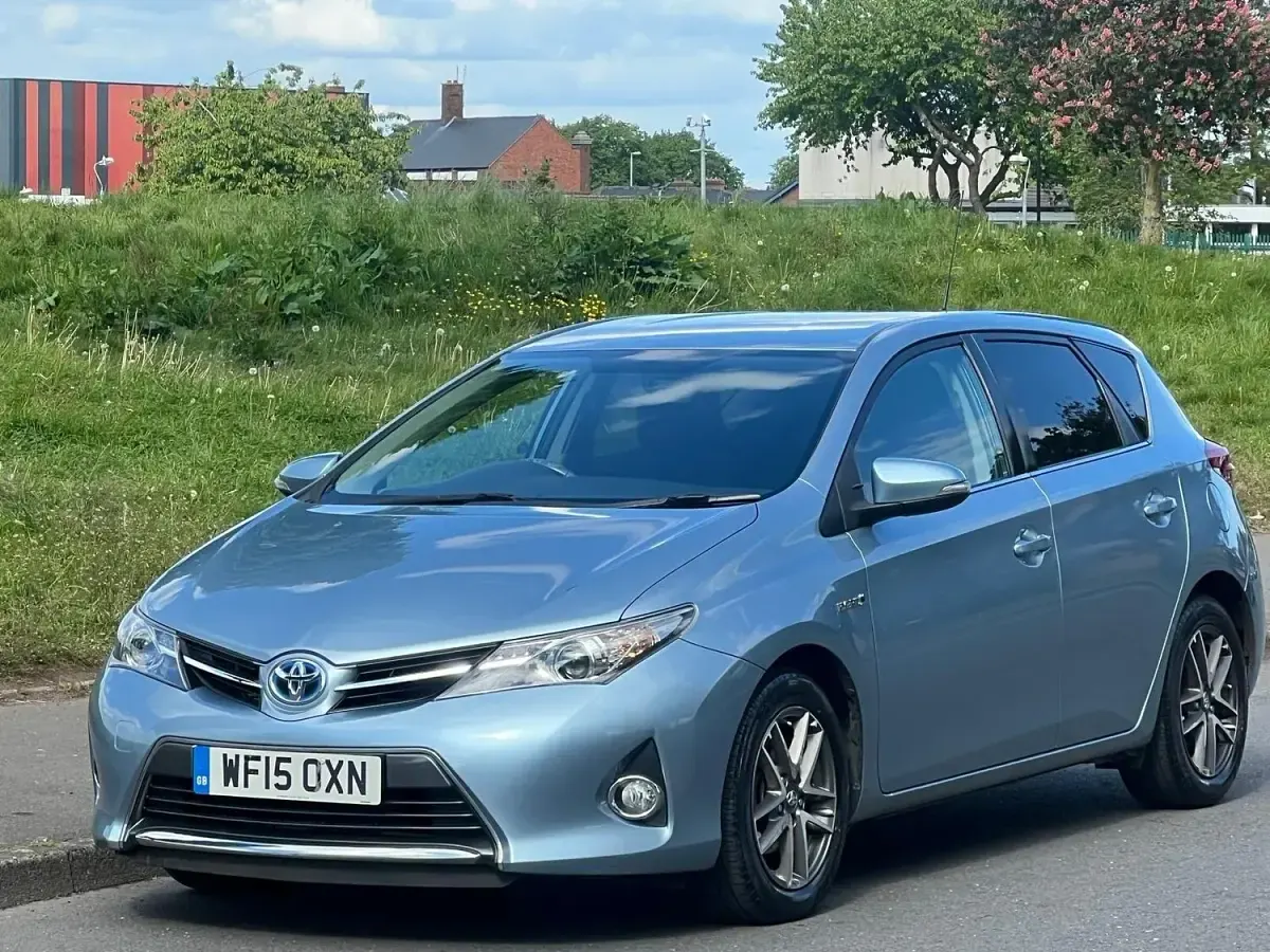 Used Toyota Auris Hybrid Plus 2015 Blue Hatchback
