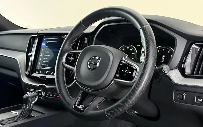 Used Volvo XC60 R-Design 250 HP (183 kW) 2019 SUV