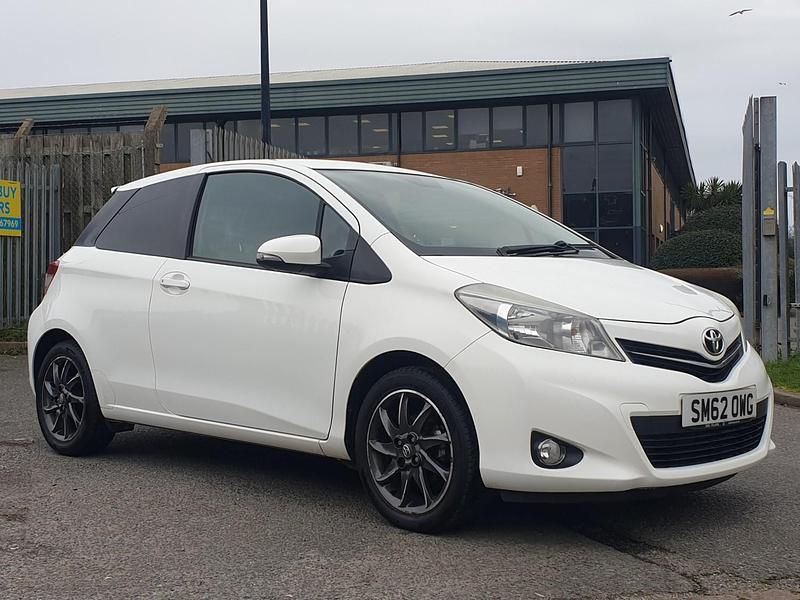 Used Toyota Yaris Trend 101 HP (74 kW) 2013 White Hatchback