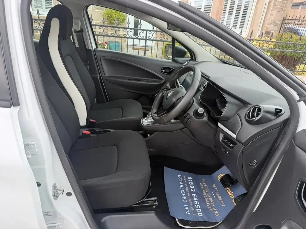 Used Renault Zoe Play 80 kW (109 HP) 2020 White Hatchback