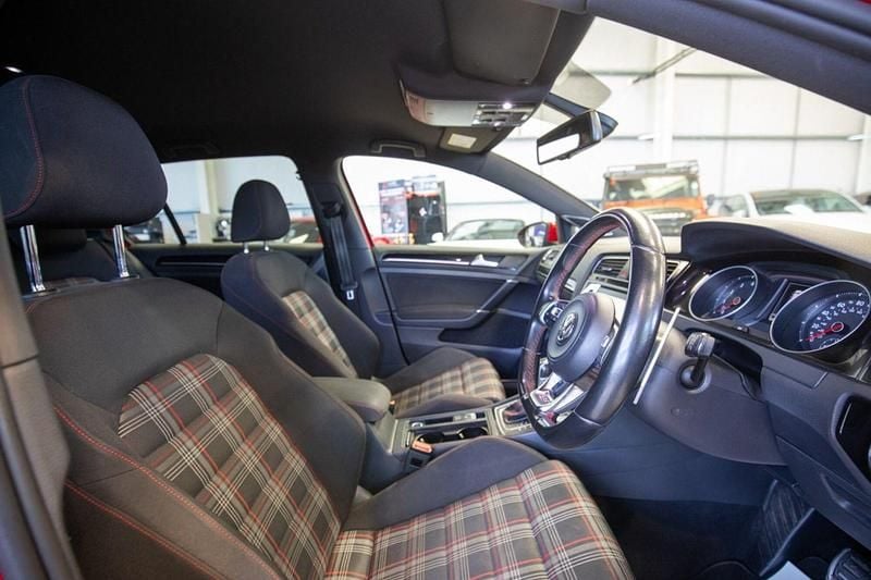 Used VW Golf VII GTI 220 HP (161 kW) 2016 Red Hatchback