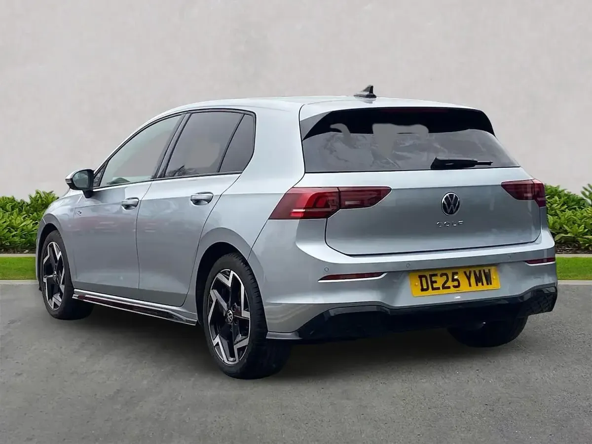 Begagnad VW Golf VIII R-line 150 HK (110 kW) 2025 Silver Halvkombi